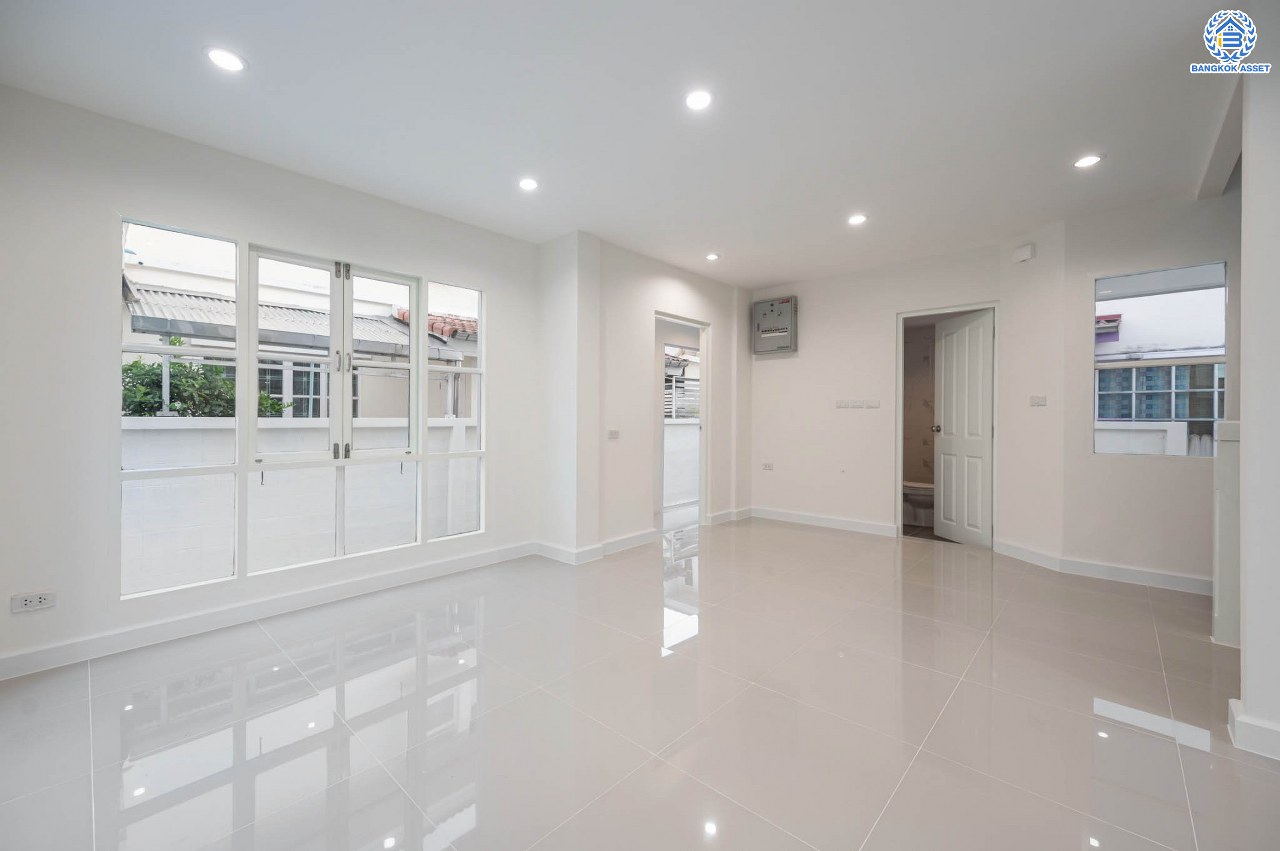 บ้านมือสองตกแต่งใหม่ โครงการ ชลลดา วัดลาดปลาดุก คุณภาพระดับ L&H บนเนื้อที่ 52 ตร.ว. ฟังก์ชัน 3 ห้องนอน 2 ห้องน้ำ 1 ที่จอดรถ สิ่งอำนวยความสะดวกครบครัน บนทำเลศักยภาพ เชื่อมต่อหลายเส้นทาง ใกล้รถไฟฟ้าสายสีม่วง "สถานีคลองบางไผ่" และเซ็นทรัล เวสต์เกต...